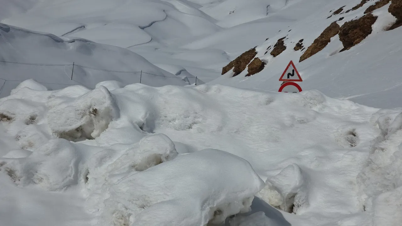 Van’da buz gibi rekor! Karabet Geçidi'nde kar kalınlığı 3,5 metreyi aştı