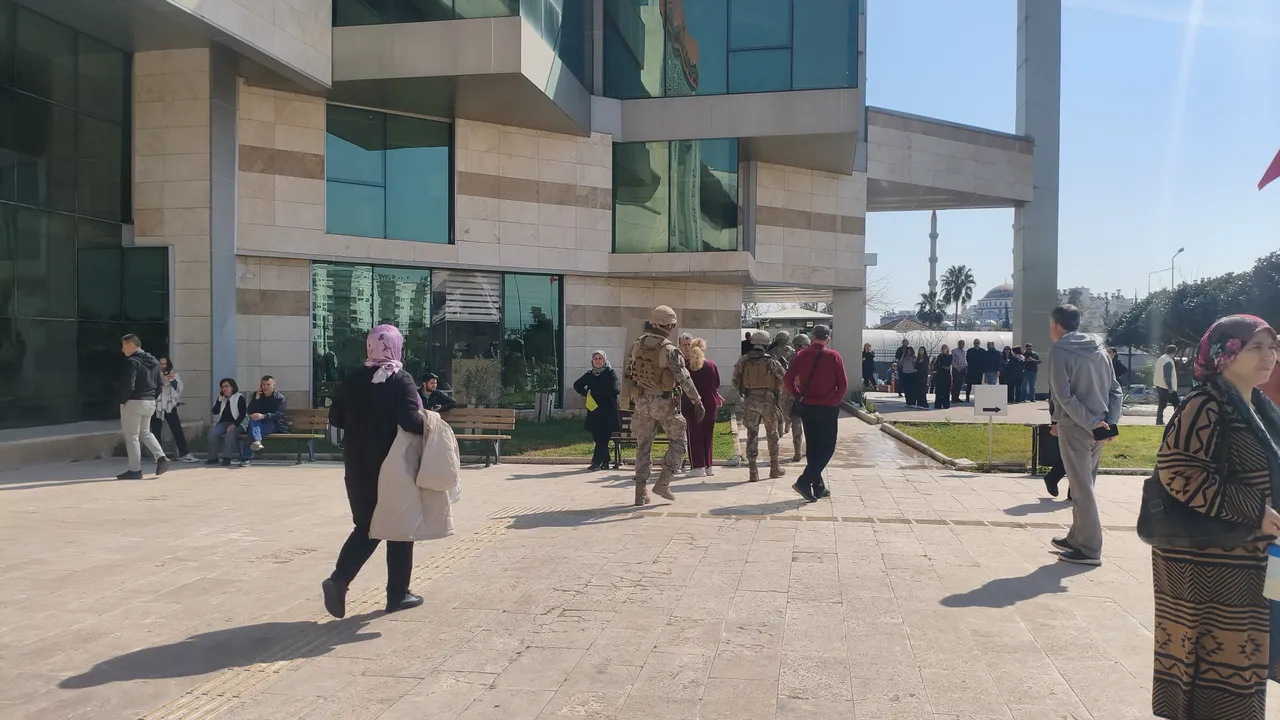 Antalya’da Hükümet Konağı'nda silah sesleri! Bir şüpheli kendini odaya kilitledi