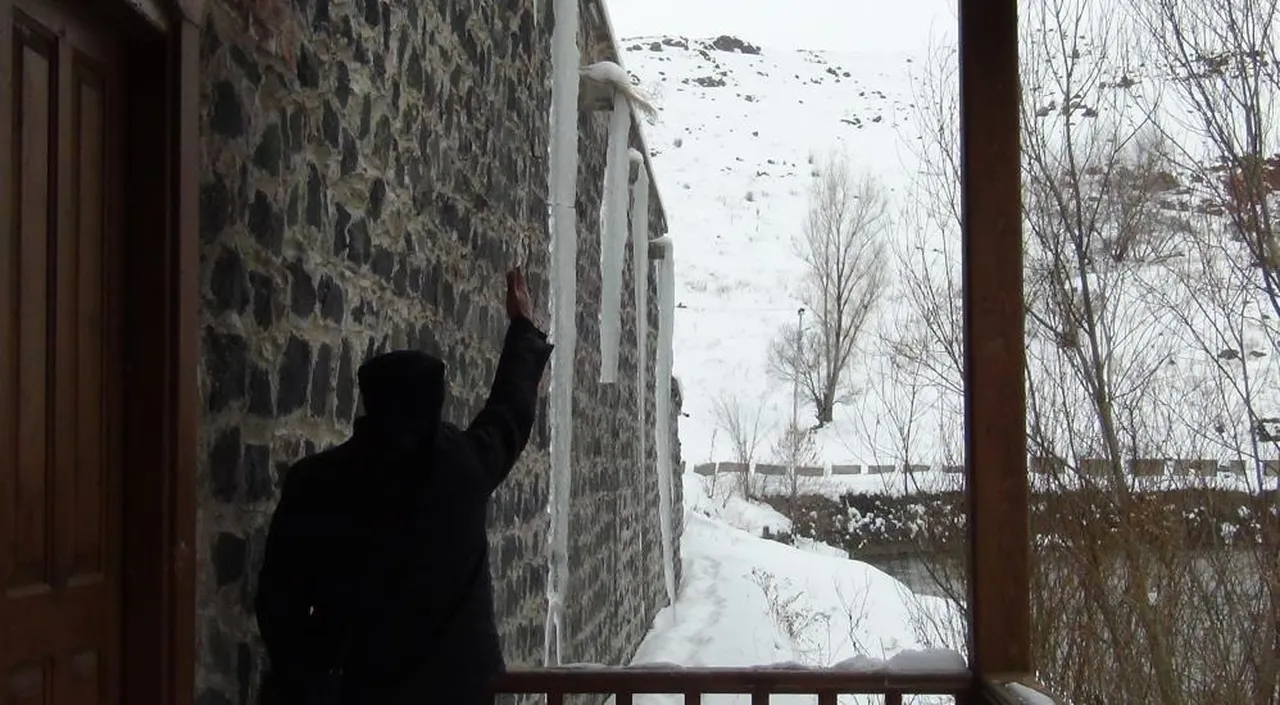 Baharı beklerken eksi 15 dereceyi gördüler! Çatılarda 3 metrelik buz sarkıtları oluştu