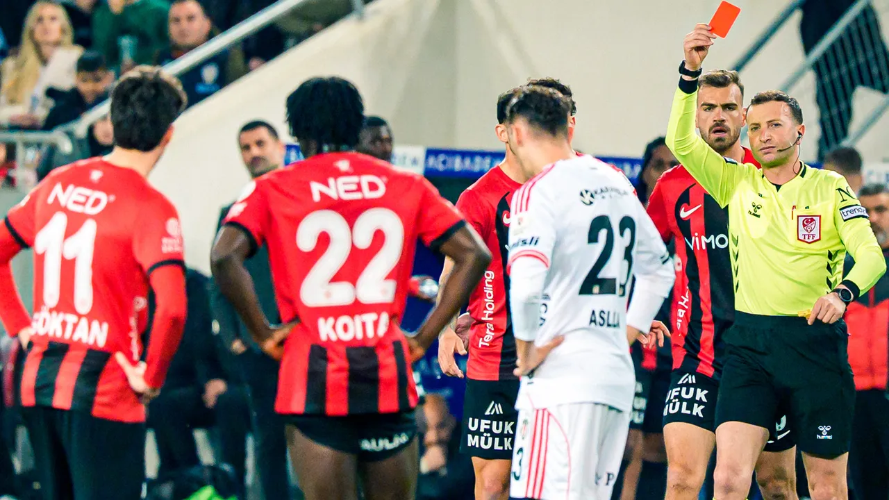 Beşiktaş maçındaki kırmızı kart doğru mu? 3 eski hakem de VAR için aynı şeyi söyledi