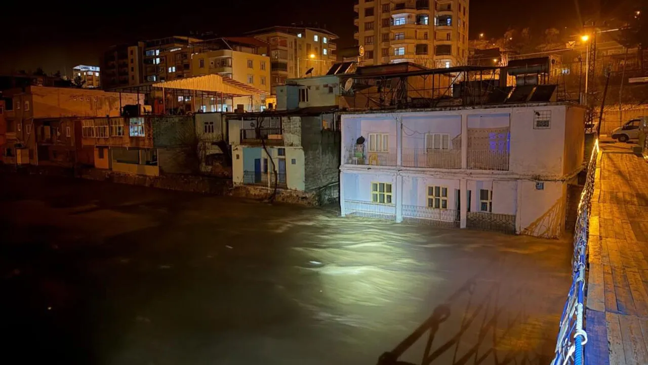 Bitlis Çayı'nın su seviyesi yükseldi, yetkililer harekete geçti! Siirt Valisi'nden açıklama geldi
