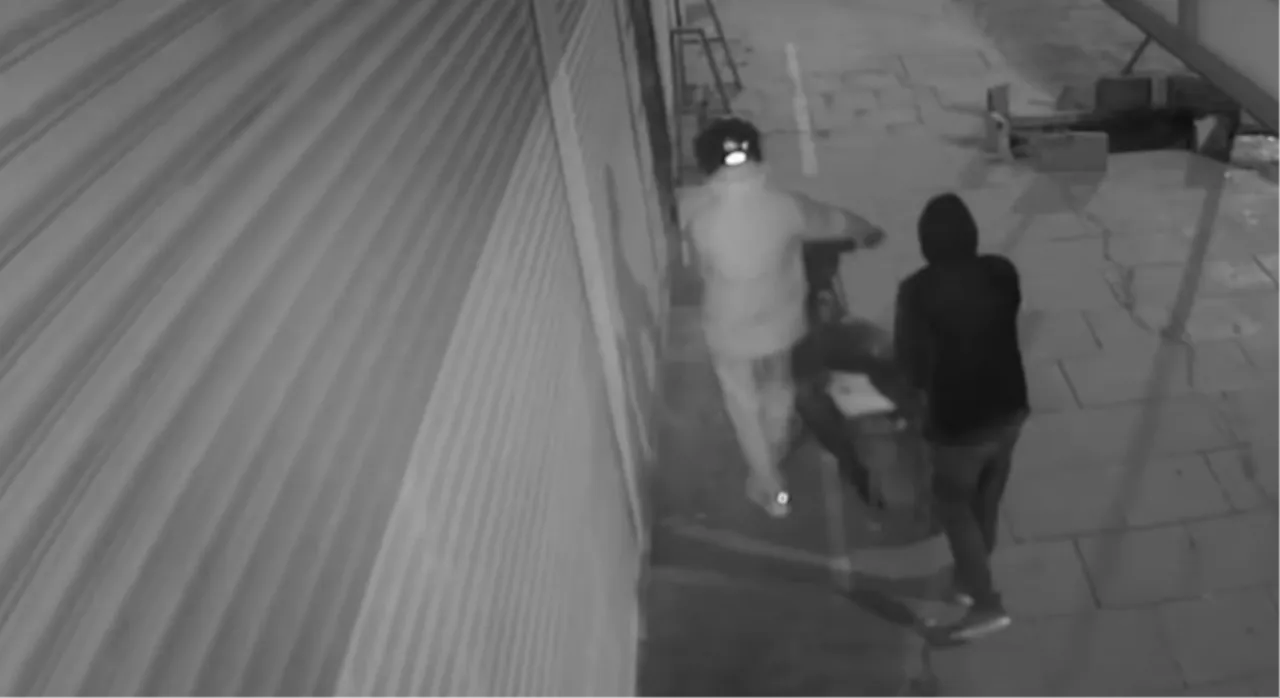 Çalıntı motosikletle kuyumcu soymaya çalıştılar! İş yeri sahibini darp eden saldırganlar yakalandı