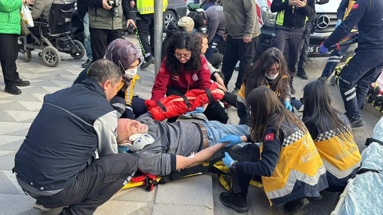 Eskişehir’de kaza yapan otomobil yayaların arasına daldı!