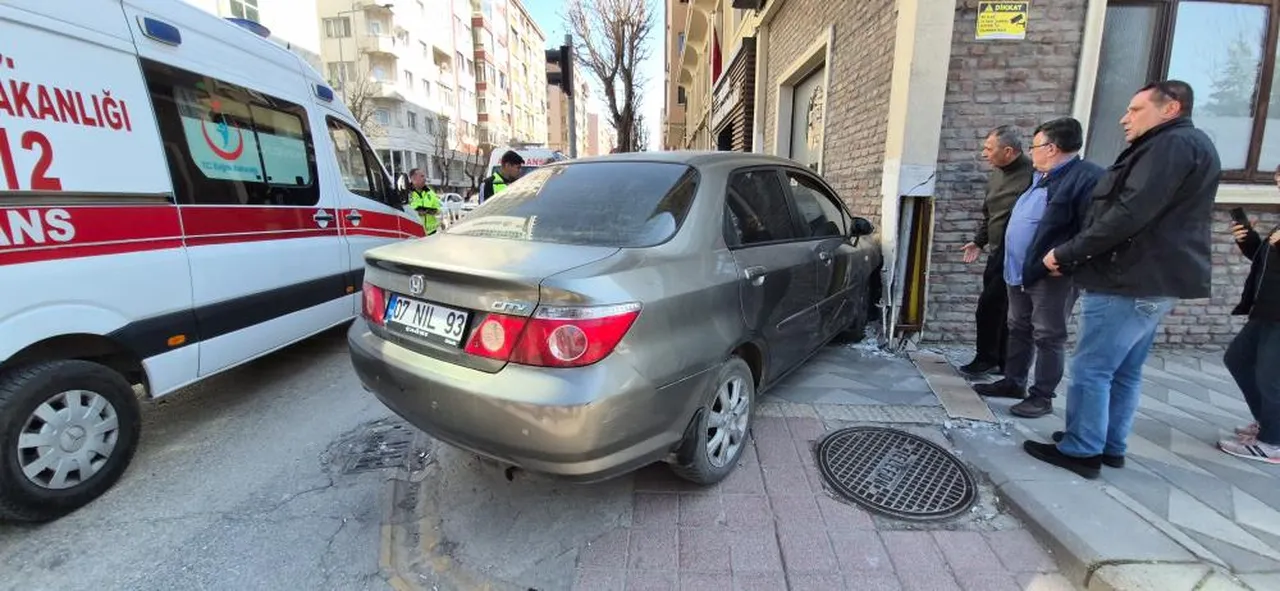 Eskişehir’de kaza yapan otomobil yayaların arasına daldı!