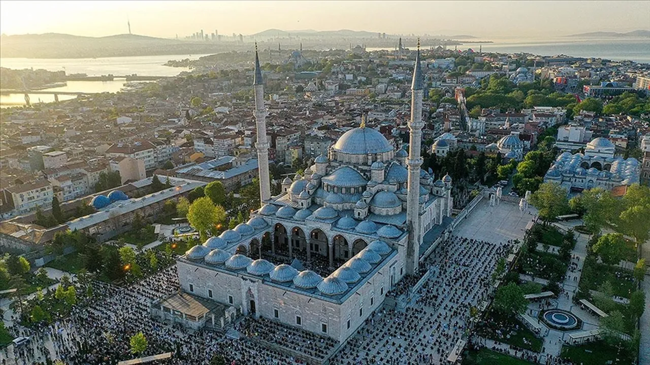 Fatih Camii Haziresinde kimler yatıyor, kimlerin mezarı var? İlber Ortaylının defnedileceği Fatih Camii Haziresinin konumu