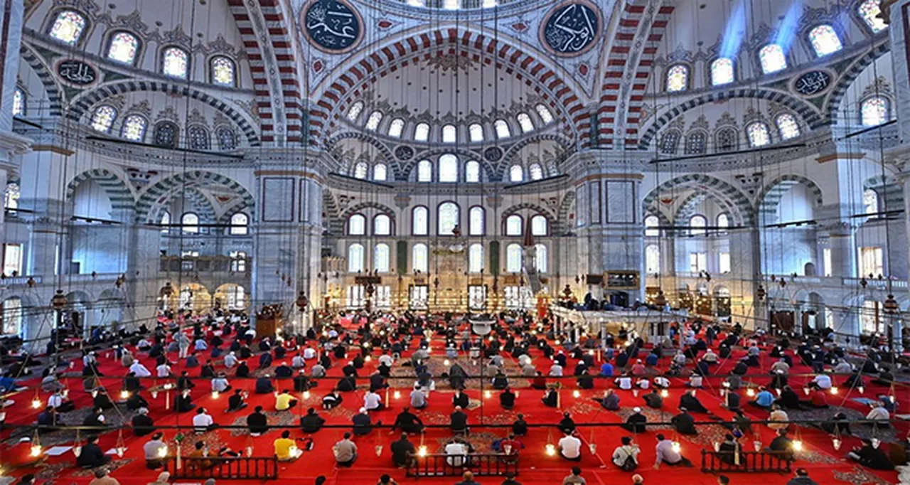 Fatih Camii Haziresinde kimler yatıyor, kimlerin mezarı var? İlber Ortaylının defnedileceği Fatih Camii Haziresinin konumu