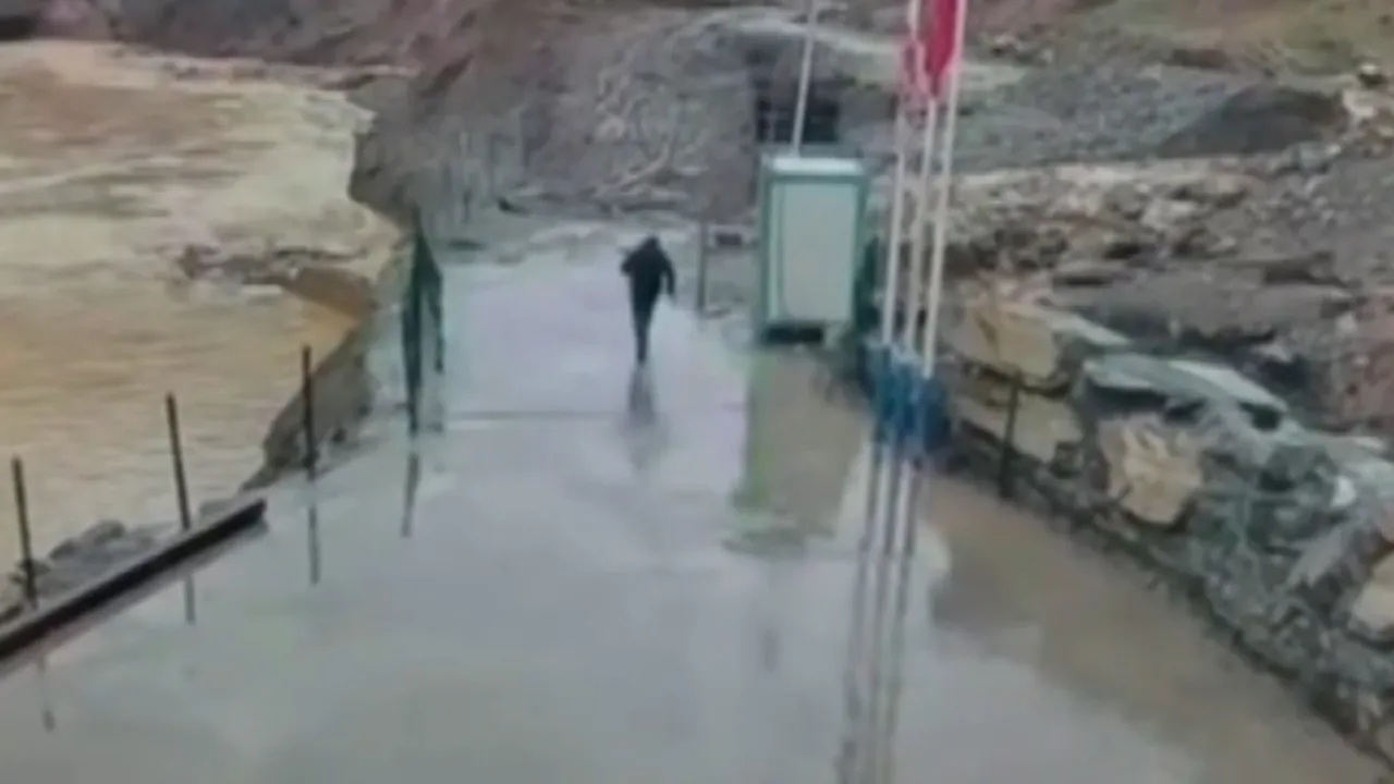 Güvenlik görevlisi son anda kaçtı köpek sel sularıyla mücadele etti! O anlar kamerada