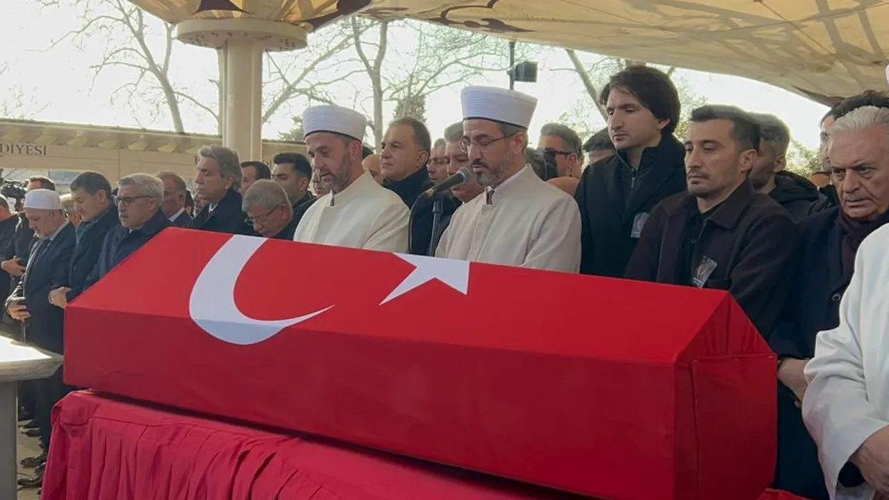 İlber Ortaylı'ya veda! Fatih Camii Haziresi'ne defnedildi