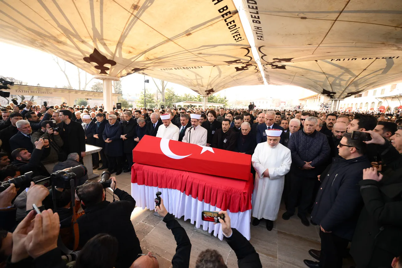 İlber Ortaylı'ya veda! Fatih Camii Haziresi'ne defnedildi