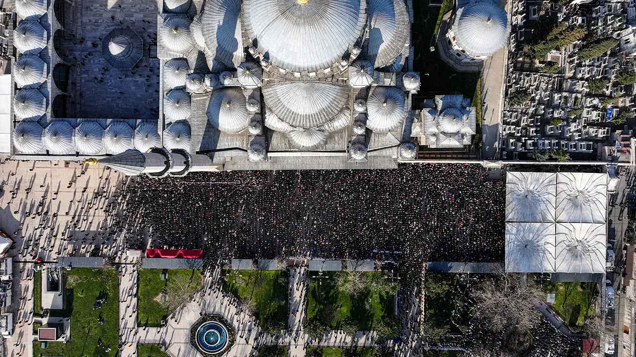İlber Ortaylı'ya veda! Fatih Camii Haziresi'ne defnedildi