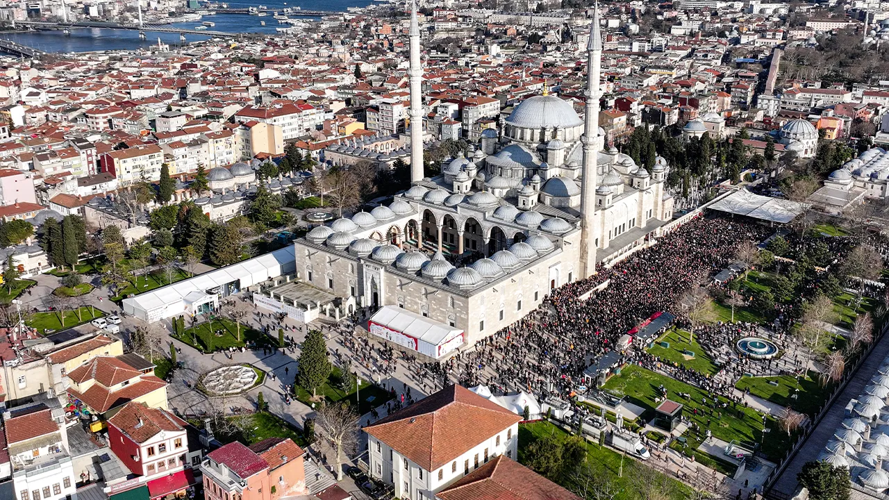 İlber Ortaylı'ya veda! Fatih Camii Haziresi'ne defnedildi