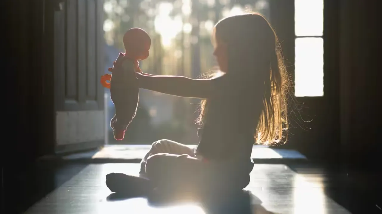 Oyuncak bebeğiyle oynarken yaptığı hareket gerçeği ele verdi, kreş sanıklarına ceza yağdı!
