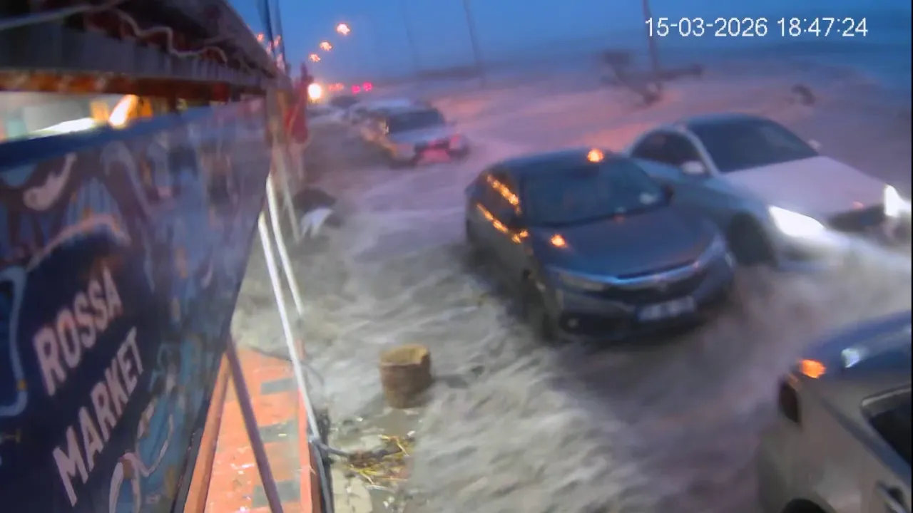 Samandağ sahili sular altında kaldı! Deniz suyunun caddeye ulaştığı anlar kamerada