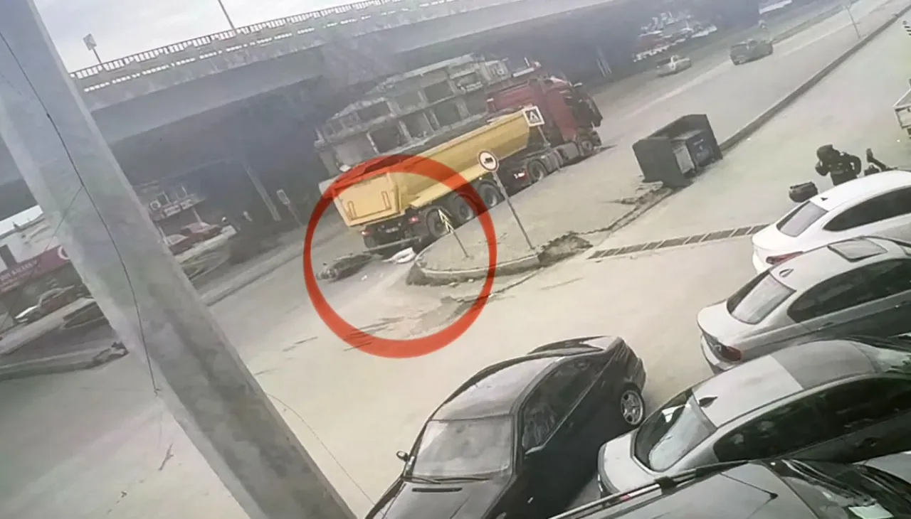 Samsun'da motosikletli gencin tırın altına girmekten saniyelerle kurtulduğu anlar kamerada