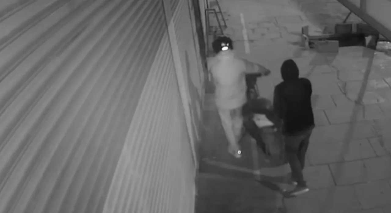 Sultangazi’de silahlı soygun girişimi! Korku dolu anlar kamerada