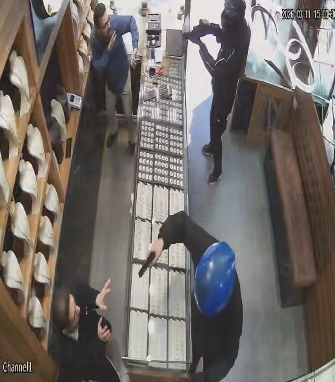 Sultangazi’de silahlı soygun girişimi! Korku dolu anlar kamerada