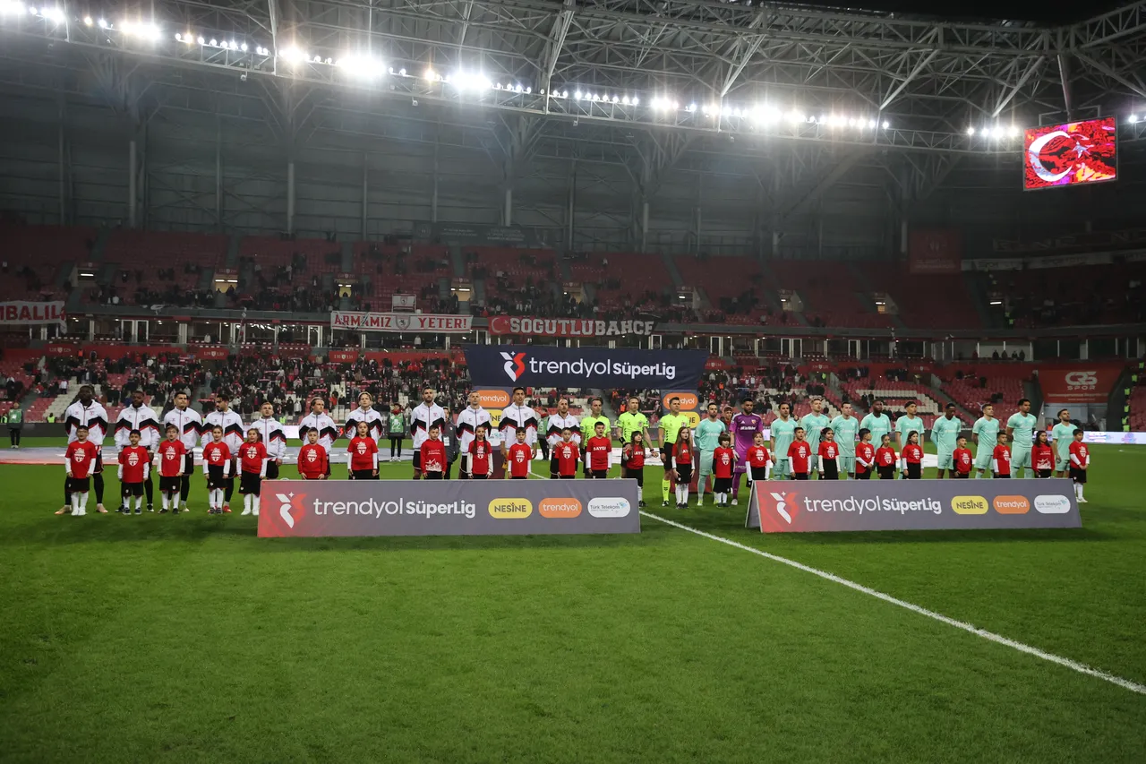 Samsunspor ile Kayserispor, Yeni 19 Mayıs Stadı'nda karşılaştı.