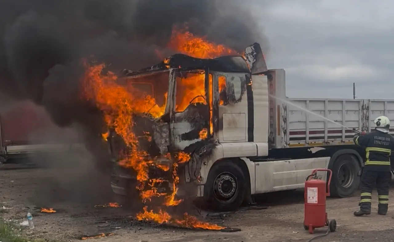 Tekirdağ'da park halindeki tır alev alev yandı! Uykudaki şoför canını zor kurtardı