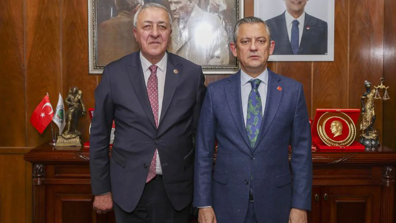 AK Parti'ye geçen Gökhan Budak'tan dikkat çeken iddia! Özgür Özel eşini arayıp vekillik teklif etmiş