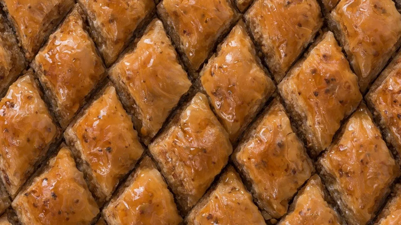 Baklava şerbeti sıcak mı soğuk mu dökülür? Çıtırlığın sırrı bu detayda