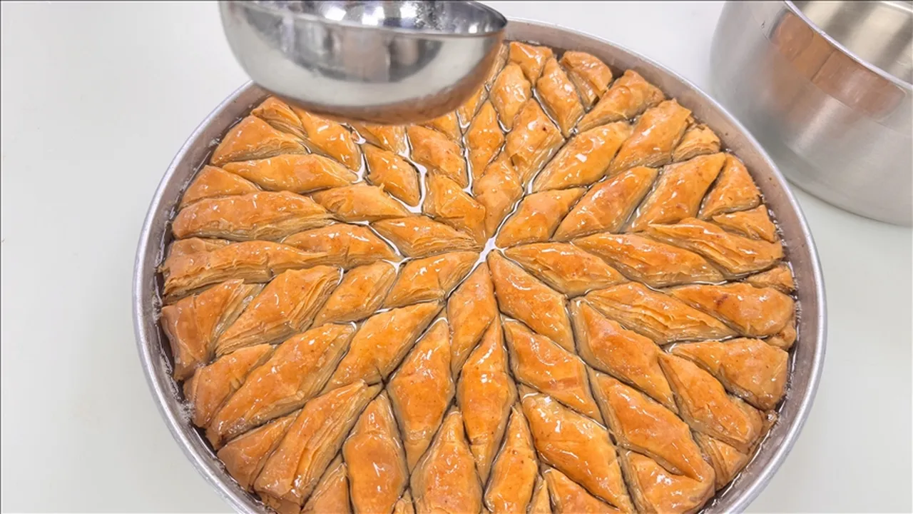 Baklava şerbeti sıcak mı soğuk mu dökülür? Çıtırlığın sırrı bu detayda