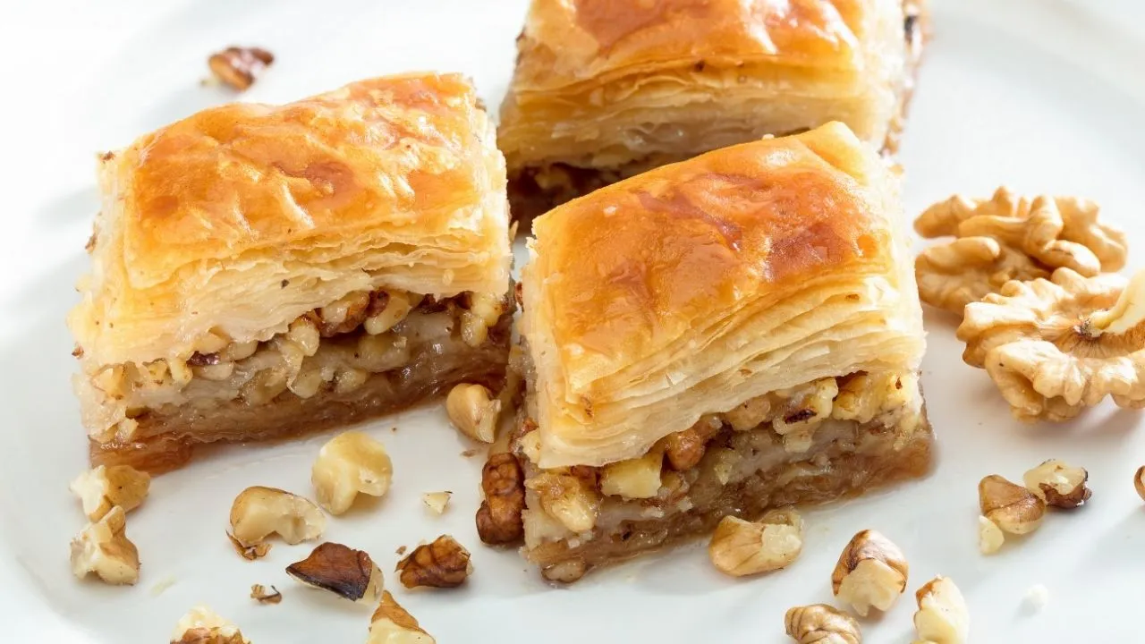 Baklava şerbeti sıcak mı soğuk mu dökülür? Çıtırlığın sırrı bu detayda