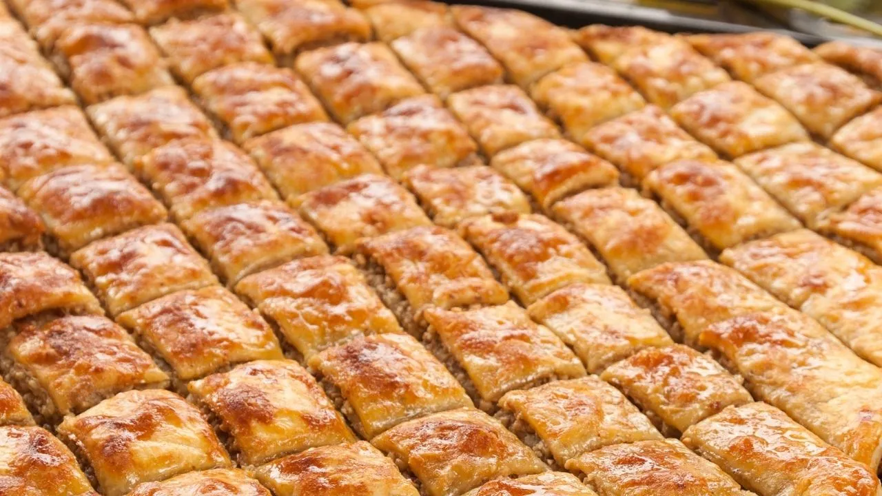 Baklava şerbeti sıcak mı soğuk mu dökülür? Çıtırlığın sırrı bu detayda