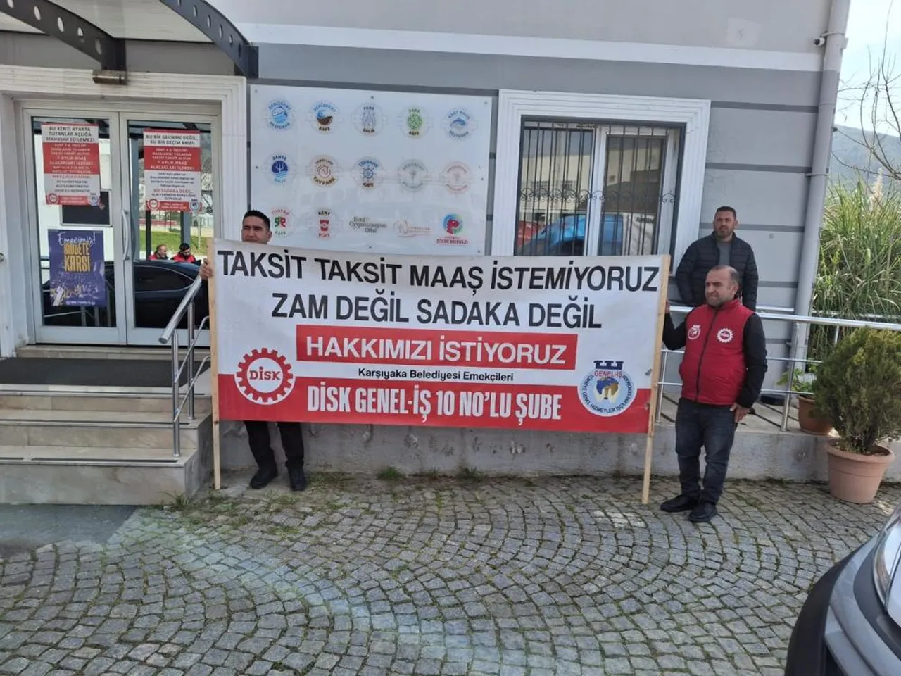 Belediye başkanı, aylardır maaş vermediği işçilerle bayramlaşamadı!