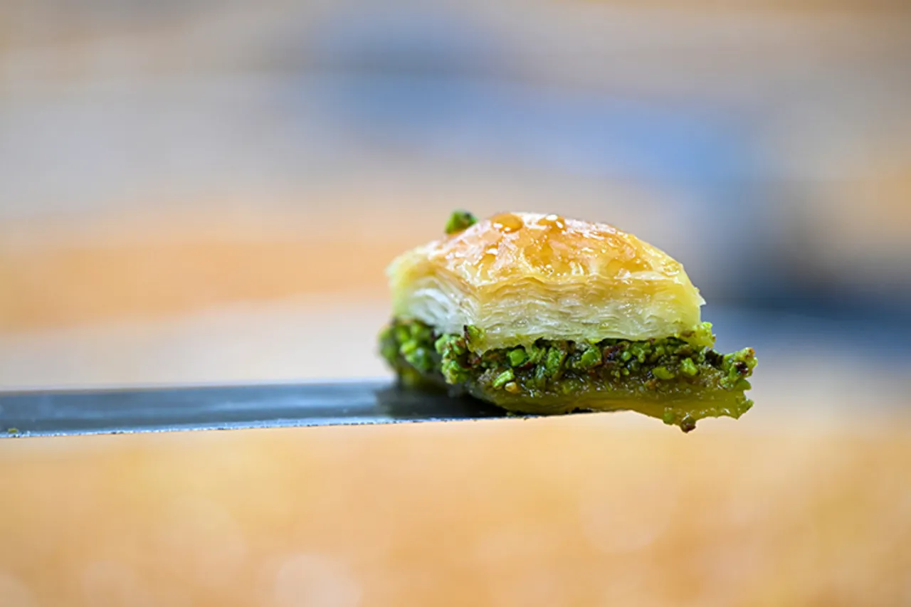 Fiyatı dışarıda cep yakıyor! Hazır yufkadan baklava tarifi!