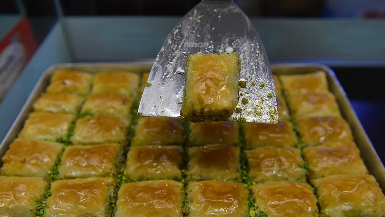 Fiyatı dışarıda cep yakıyor! Hazır yufkadan baklava tarifi!