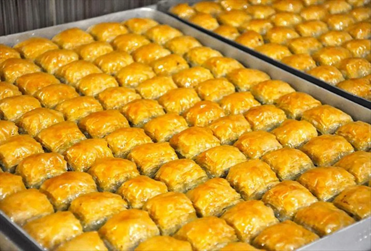 Fiyatı dışarıda cep yakıyor! Hazır yufkadan baklava tarifi!
