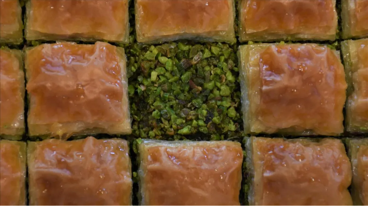 Fiyatı dışarıda cep yakıyor! Hazır yufkadan baklava tarifi!