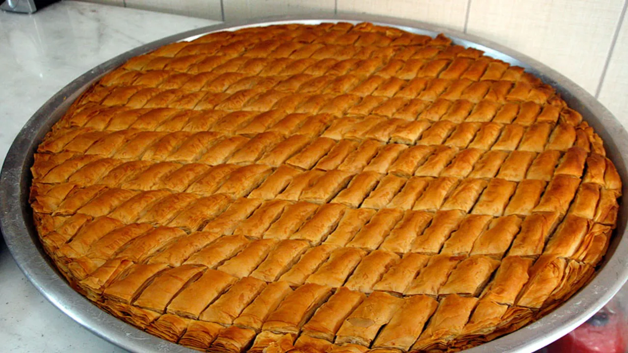 Fiyatı dışarıda cep yakıyor! Hazır yufkadan baklava tarifi!