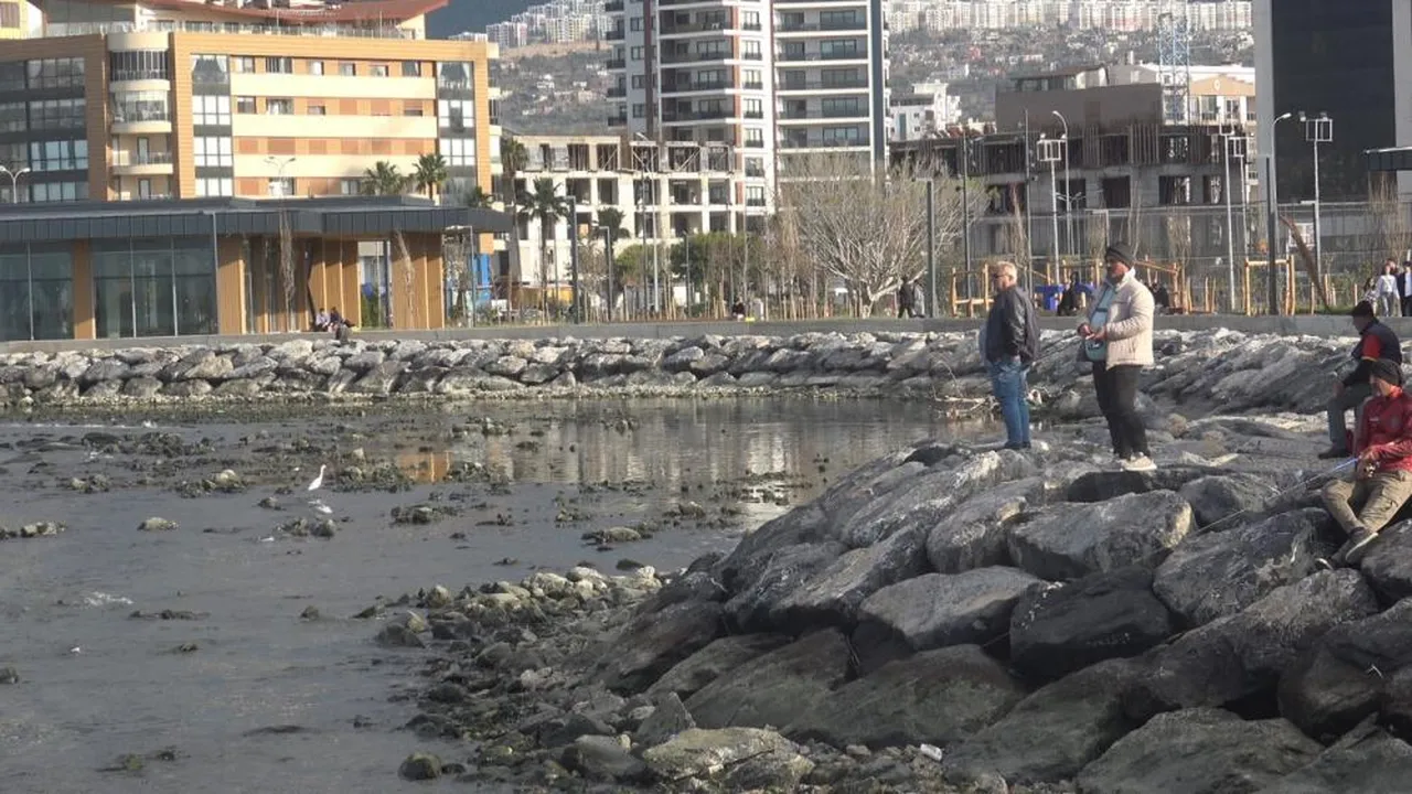 Hatay'da deniz 10 metre çekildi! Haberi duyanlar sahile akın etti