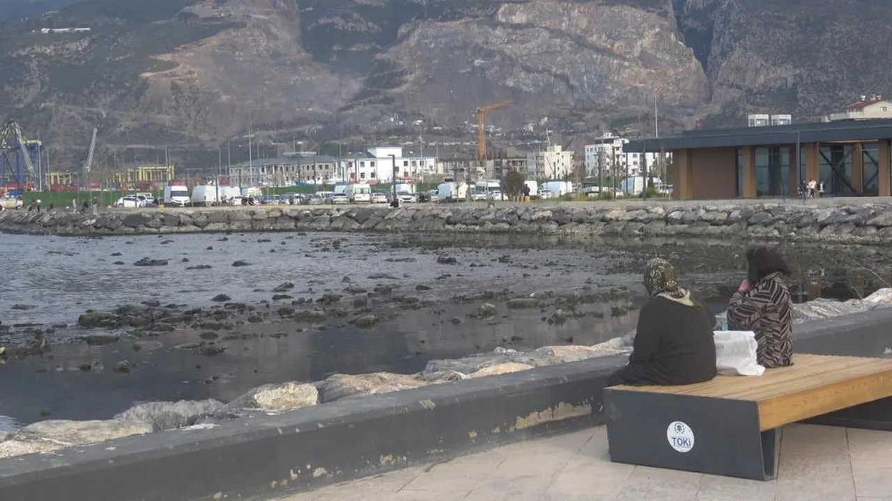 Hatay'da deniz 10 metre çekildi! Haberi duyanlar sahile akın etti