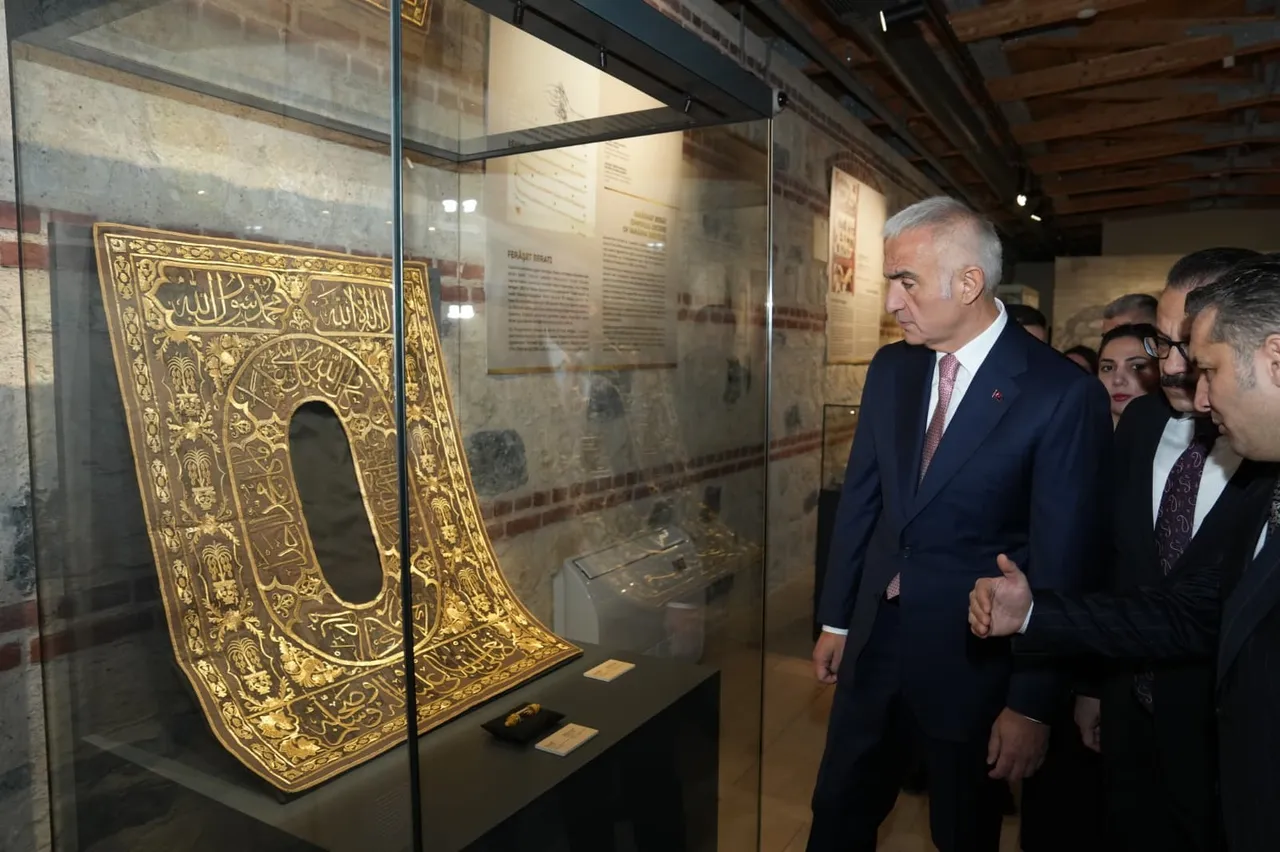 İngiltere'deki müzayedede ele geçirildiler! İki adet İznik çinisi ülkemize iade edildi