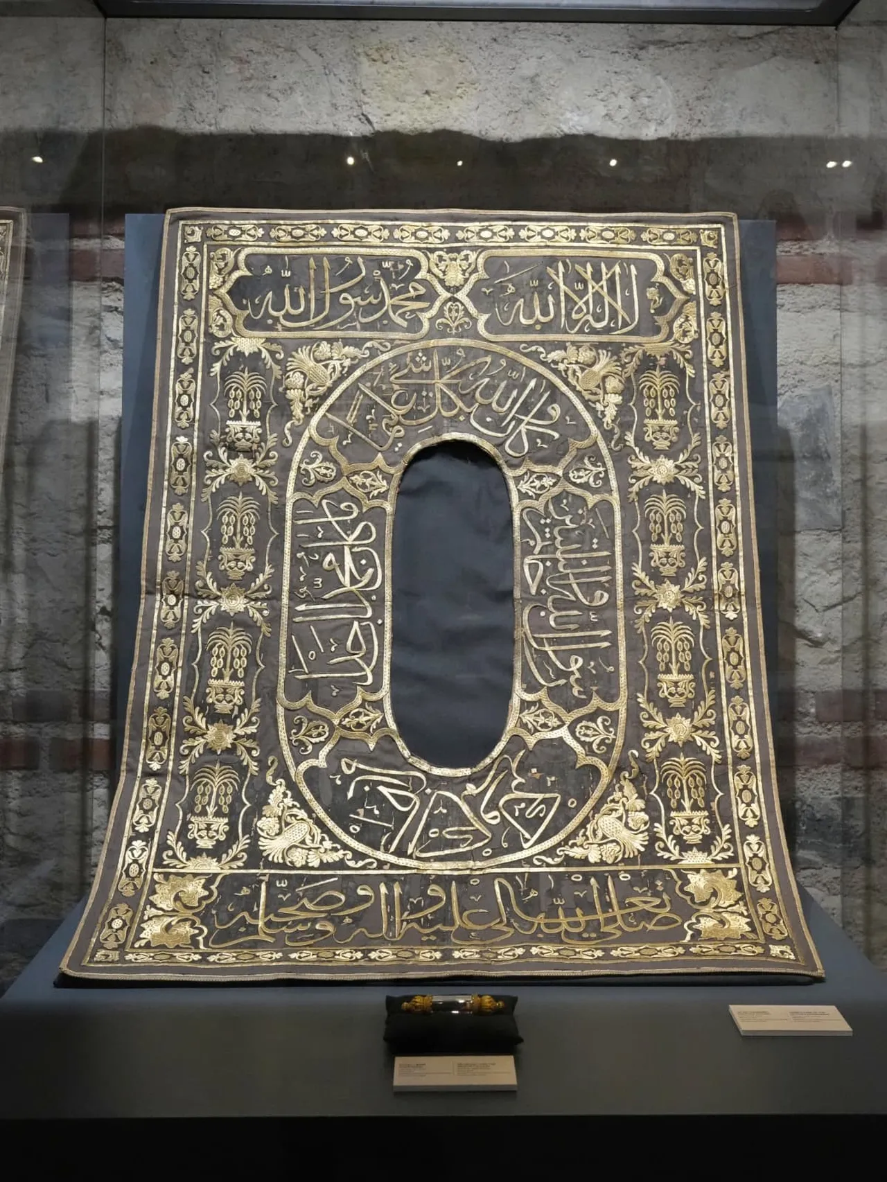 İngiltere'deki müzayedede ele geçirildiler! İki adet İznik çinisi ülkemize iade edildi