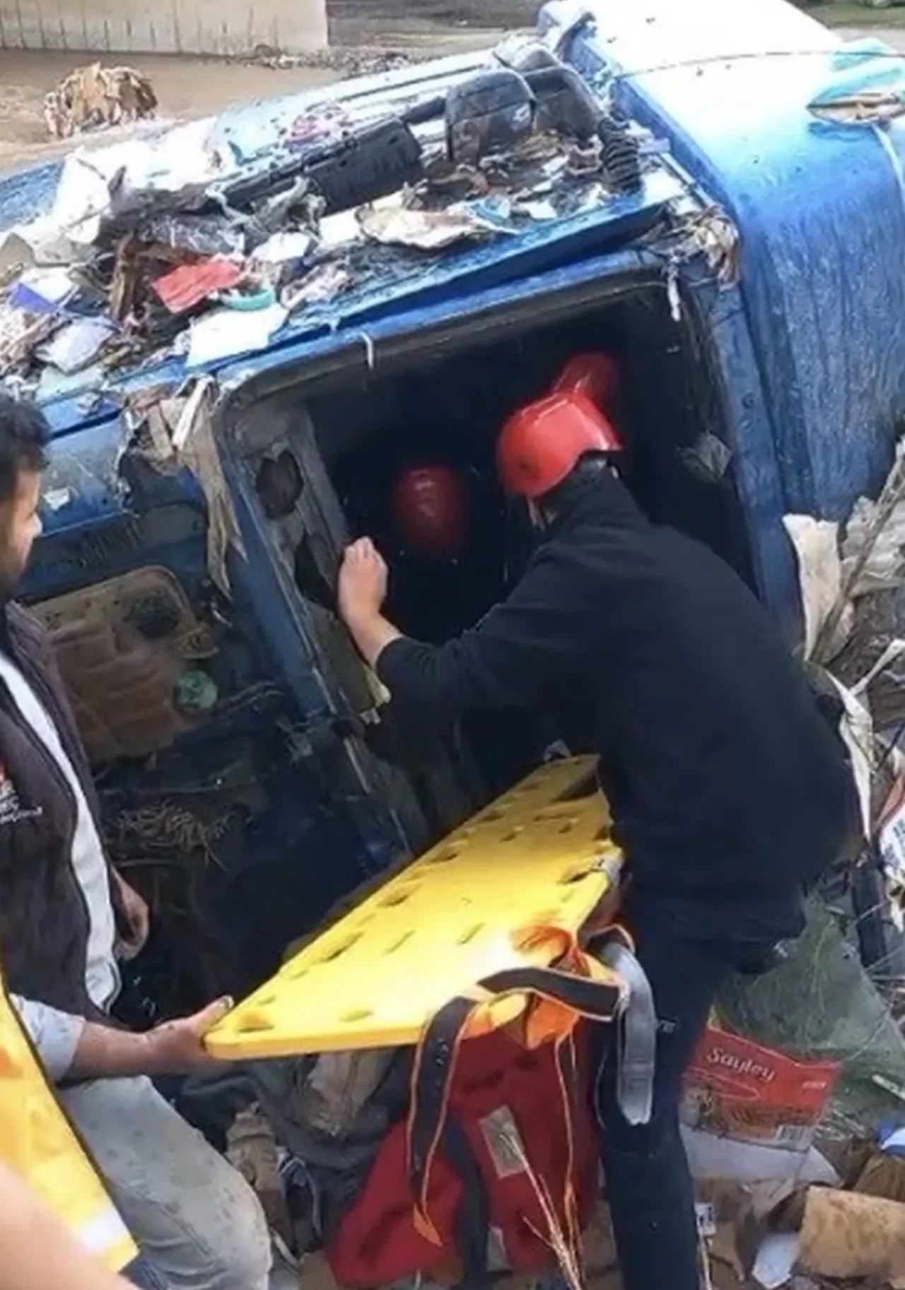 Karton yüklü tır, çaya uçtu! Sürücü oracıkta can verdi