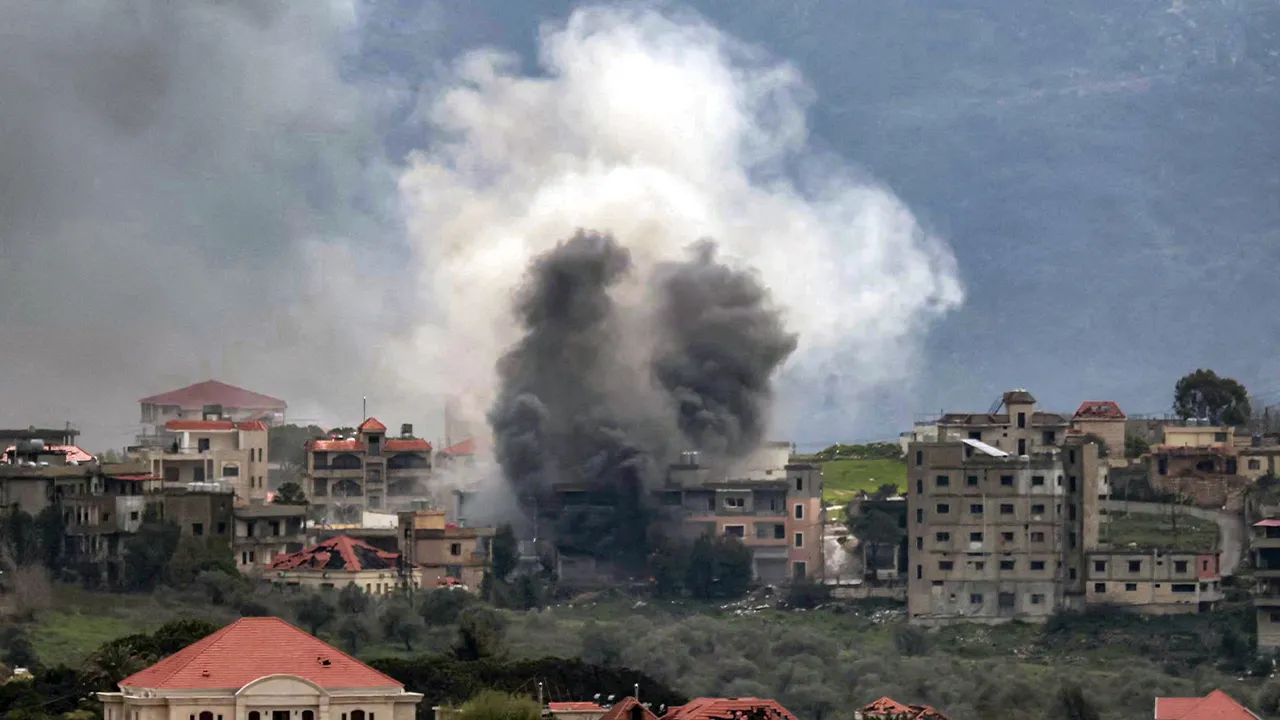 Lübnan’ın güneyini işgal etmek için karadan saldıran İsrail, havadan da bölgeye bomba yağdırıyor. İsrail ordusu işgali genişletmek için, Tel Aviv yönetiminden 450 bin yedek askerin göreve çağrılmasını isteyecek. İsrail’in son 24 saatteki saldırılarında Lübnan’da 7 kişi daha hayatını kaybetti.
