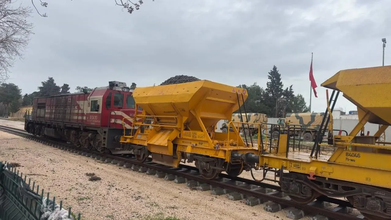 Seferler 2011'de durmuştu... İlçeye 15 yıl aradan sonra tren geldi