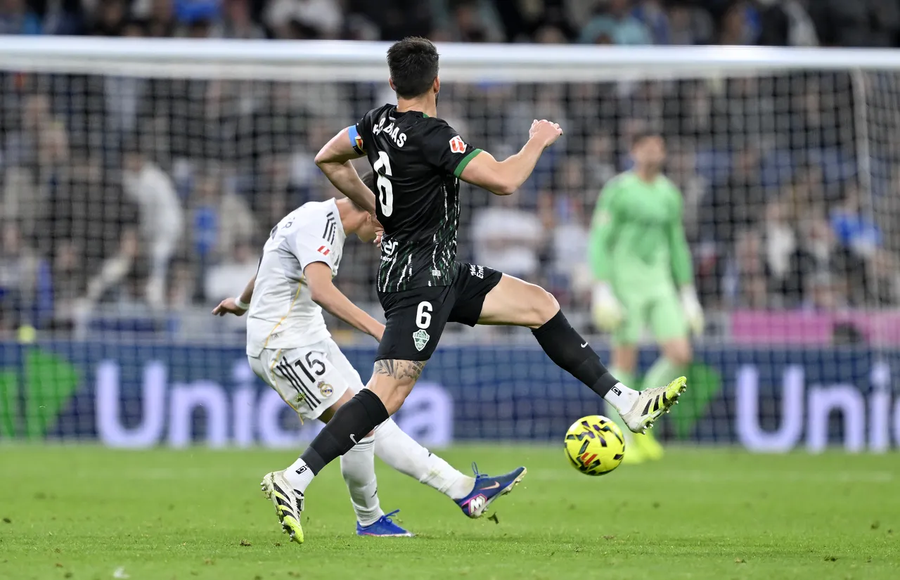 Arda Güler'in 68 metreden golle sonuçlanan şutunu çektiği an.