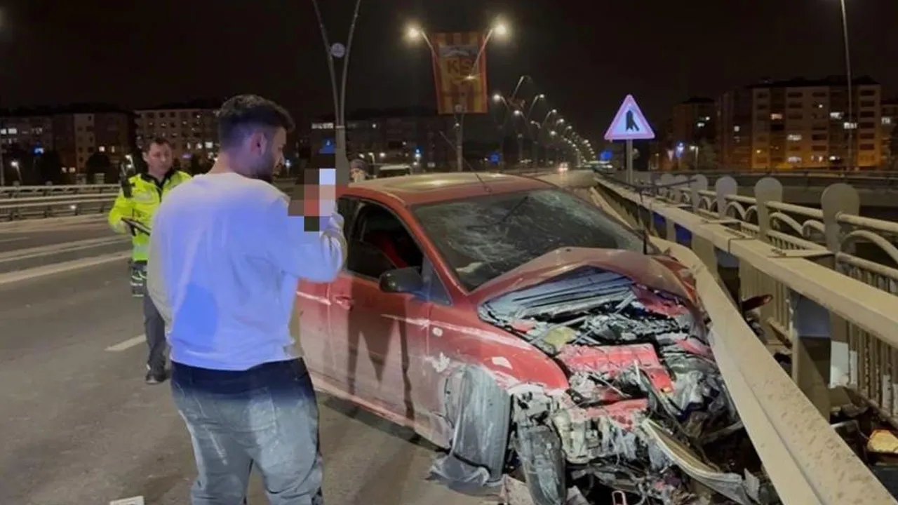 Bariyerlere dalan araç pert oldu! Sürücü kazayı ailesine görüntülü anlattı