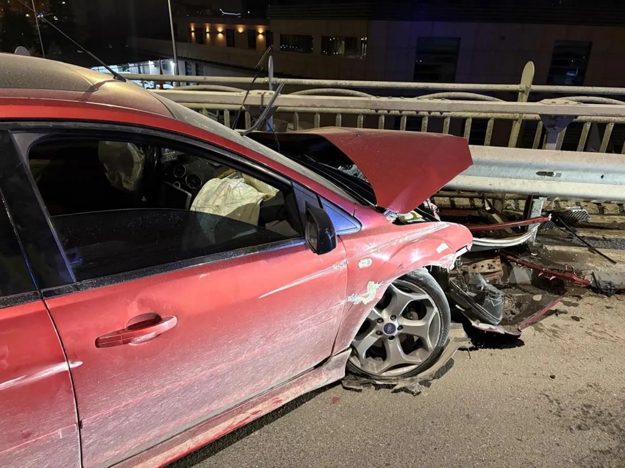 Bariyerlere dalan araç pert oldu! Sürücü kazayı ailesine görüntülü anlattı