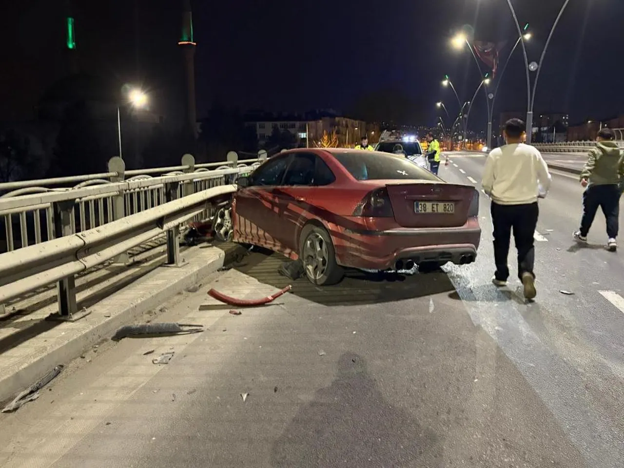 Bariyerlere dalan araç pert oldu! Sürücü kazayı ailesine görüntülü anlattı