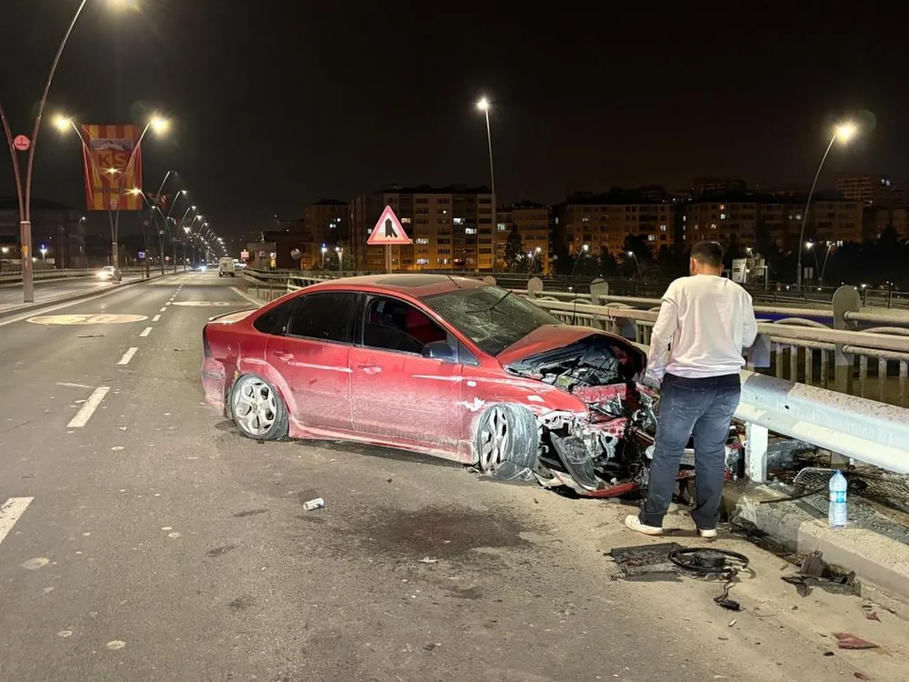 Bariyerlere dalan araç pert oldu! Sürücü kazayı ailesine görüntülü anlattı