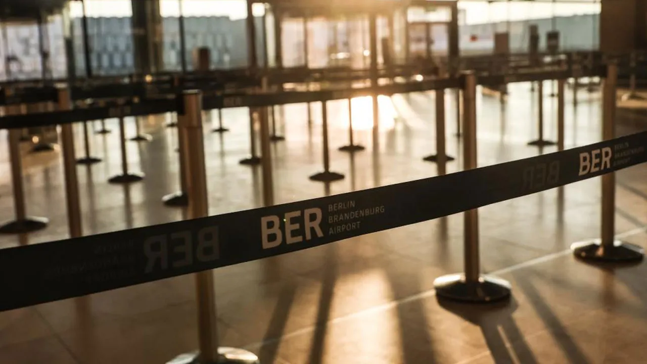 Berlin'de hava ulaşımına grev engeli! 55 binden fazla yolcu mağdur oldu