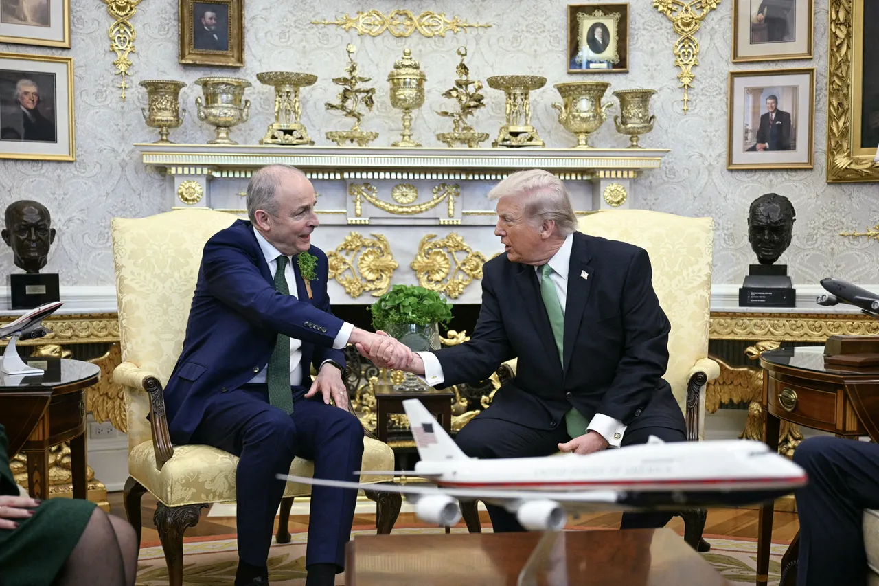 Beyaz Sarayda çok konuşulan görüntü! İrlanda Başbakanı o hareketiyle gündemi salladı