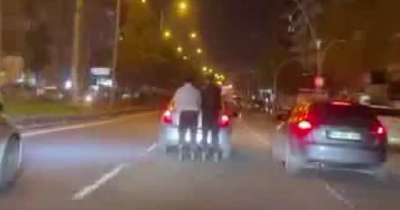 Canlarını hiçe saydılar! Patenli gençlerin araç arkasındaki tehlikeli oyunu