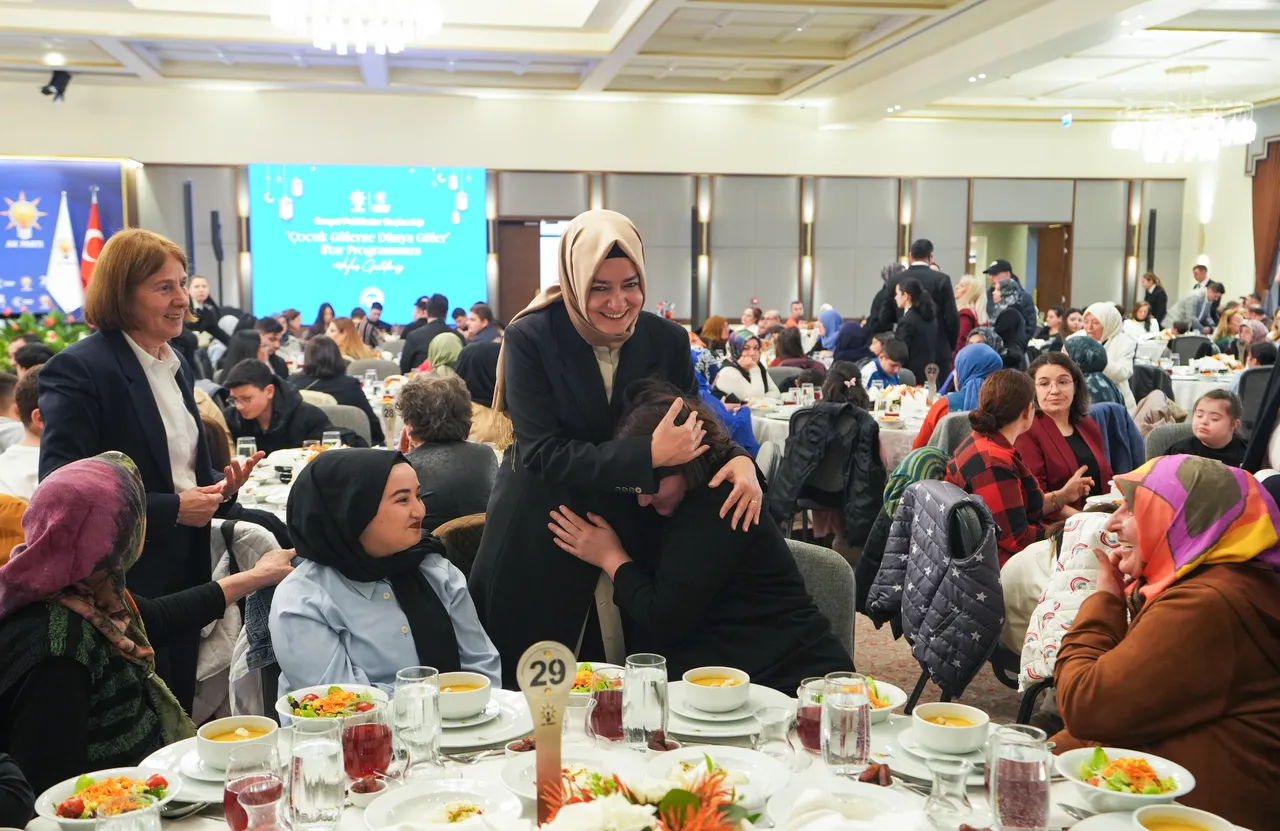 Çocuk gülerse dünya güler! AK Partili Kayadan anlamlı iftar