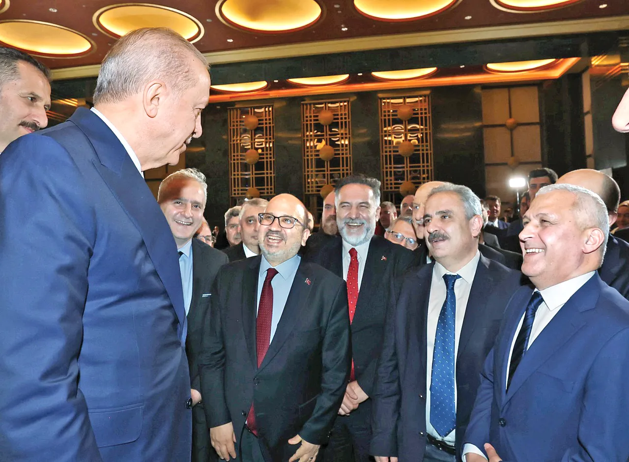 Cumhurbaşkanı Erdoğan, İhlas Medya Grubu temsilcileriyle iftar programında bir süre sohbet etti.